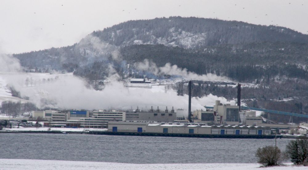 NEDLEGGES: Nylig varslet toppledelsen i Norske Skog at to av tre papirmaskiner ved Norske Skog Skogn kan bli nedlagt i 2011. Da går kraftkontraktene ut.