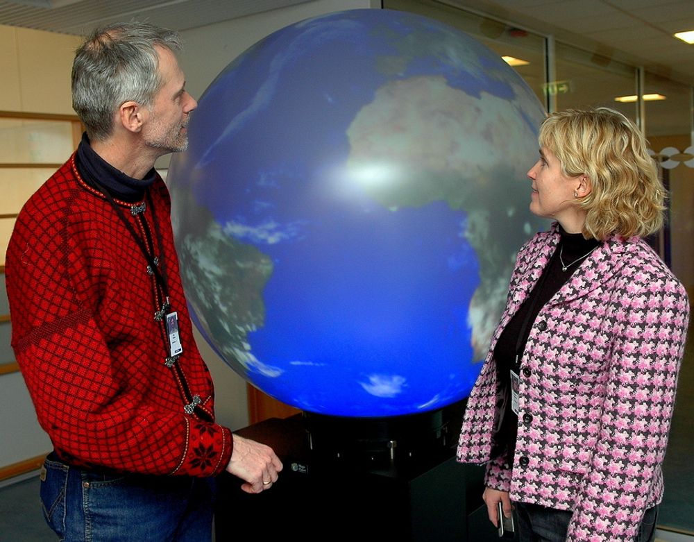 LETER: Forskerne Ola Eiken og Trude Sundset leter verden over etter mulige CO2-lagringsplasser.
