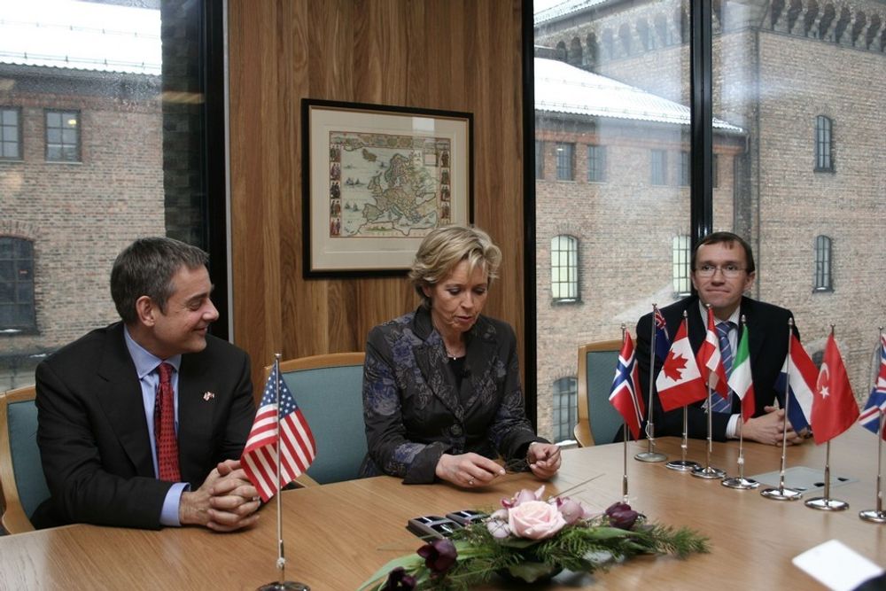Forsvarsminister Anne-Grete Strøm-Erichsen og USAs ambassadør i Norge, Benson Whitney undertegnet i dag produksjonsavtalen mellom myndighetene i de deltagende nasjoner innenfor Joint Strike Fighter (JSF) prosjektet.