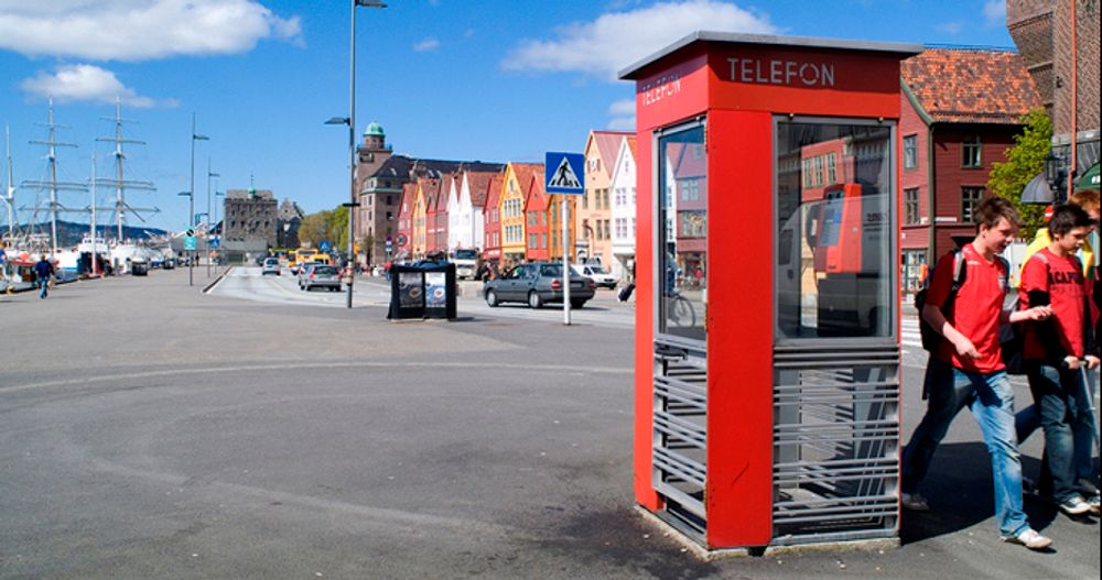 FREDET: Telefonkiosken er 75 år - nå er den fredet. Denne står på Bryggen i Bergen.