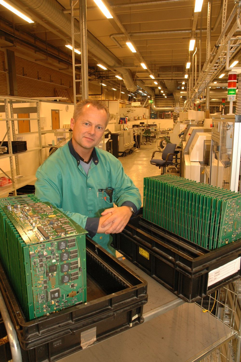 KORT: Driftssjef Geir Henriksen har ansvaret for at elektronikkortene fra fabrikken i Arendal holder den standard kundene forventer.