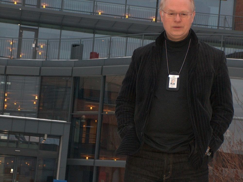 Rune Fløisbonn leder politiets fremste team av eksperter på computer forensics. Men politiets ressurser er små, og de står reelt sett maktesløse overfor en kriminell "nisje" som passerte narkotikahandelen i USA i fjor.