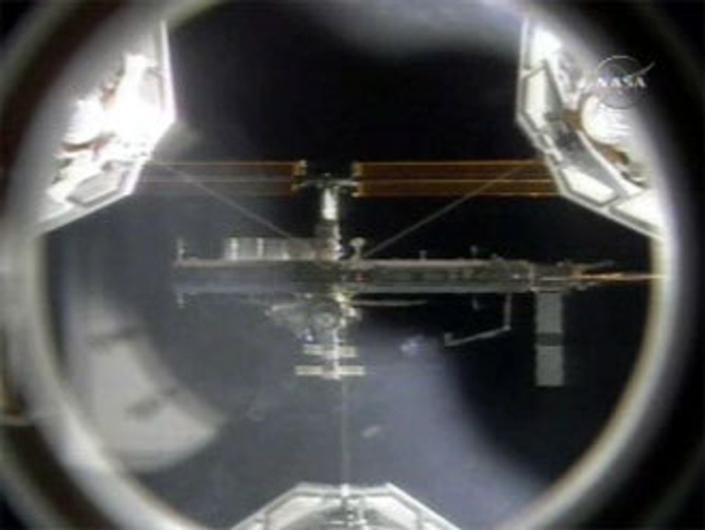 NÆRT: Romstasjonen sett fra romfergen Discovery før dokking.