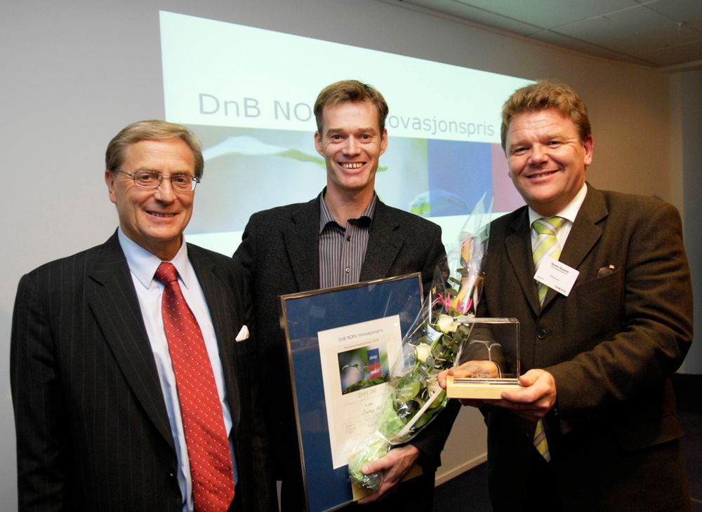 FORNØYD VINNER: Eystein Borgen (i midten) i Sway fikk overrakt DnB NORs Innovasjonspris for 2006 av kunnskapsminister Øystein Djupedal (t.h.) og Svein Aaser, konsernsjef i DnB NOR.