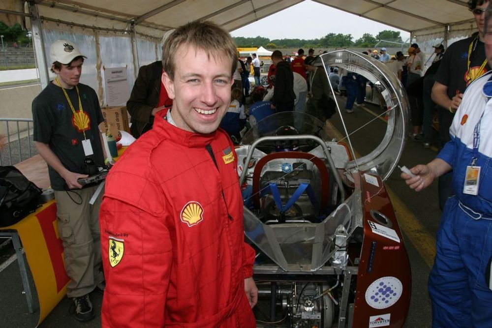 BREDT SMIL: Pilot på North-1, Klaus Brinch Hansen, kunne smile fornøyd etter løpet.