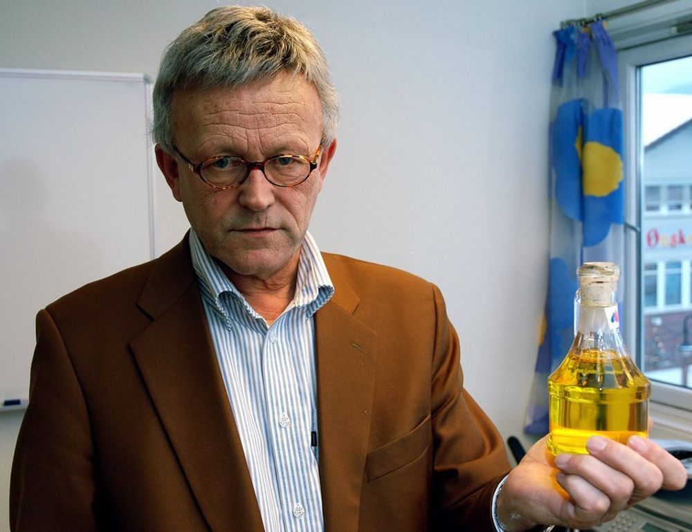 LANGT IGJEN: - Innen 2010 må Norge ha 250 millioner liter biodiesel, skal regjeringens mål møtes. Dagens produksjon er mindre enn denne flasken, sier Terje Johansen.