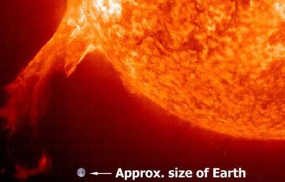 KNØTTET: Solutbrudd med jorda plassert ved coronaen for å sammenlikne størrelser.