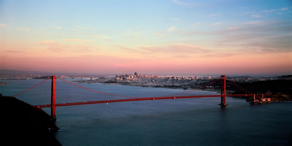 Engangs brukstillatelse til TU06/06. Kun til papir
Golden Gate Bridge i solnedgang.