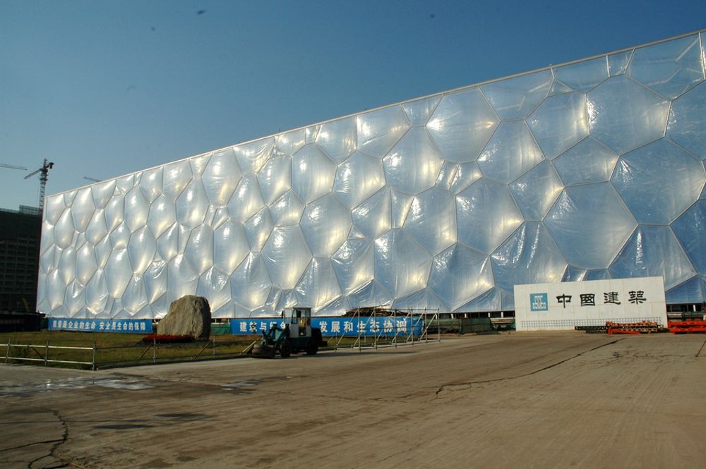 Svømmehallen til sommer-OL i Beijing 2008. Hallen er under bygging. Fasadematerialet er etylen tetrafluoretylen, et fluorkarbon-basert polymer.