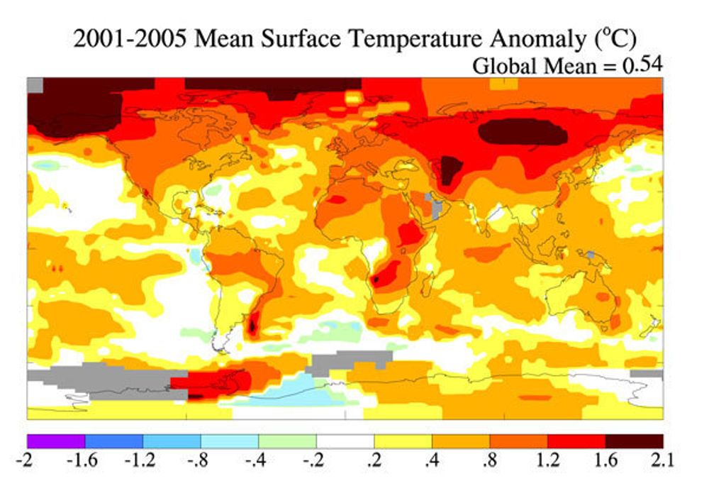 VARMET OPP: Kartet viser gjennomsnittstemperaturer fra 2001 til 2005, sammenlignet med temperaturene i en basisperiode fra 1951 til 1980. Mørkt rødt indikerer den største oppvarmingen.