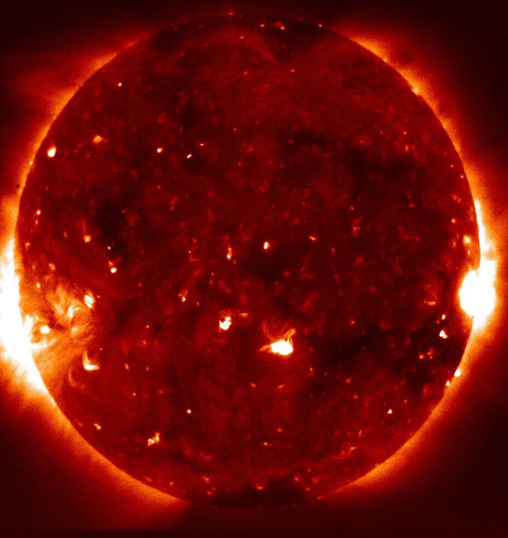 EKSTREMVARME: Solas varme atmosfære observert med røntgenteleskopet på Hinode. Bildet viser den ekstremt varme koronaen, der gassen som lyser har en temperatur på flere millioner grader. Til sammenligning holder soloverflaten "bare" 5-6000 grader.