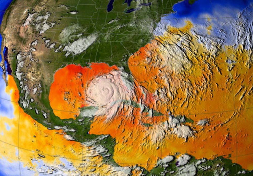 Varme fra havet er det som gir orkanen Katarina energi. De mørkerøde områdene viser der temperaturen på havoverflaten kommer opp mot 35 grader, orange viser 30 grader og lyseblått 25 grader. Orkanen trenger 28 grader eller varmere for å styrke seg.