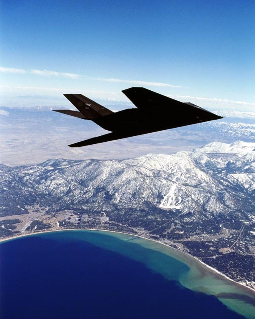 F-117 STEALTH: Lockheedflyet vakte kolossal oppmerksomhet da det med kallenavn Night Hawk debuterte mot Saddam Hussein i 1991. Luftforsvaret i Bagdad ante ingen ting før det plutselig smalt. Men flyet koster astronomiske summer å bygge og vedlikeholde.