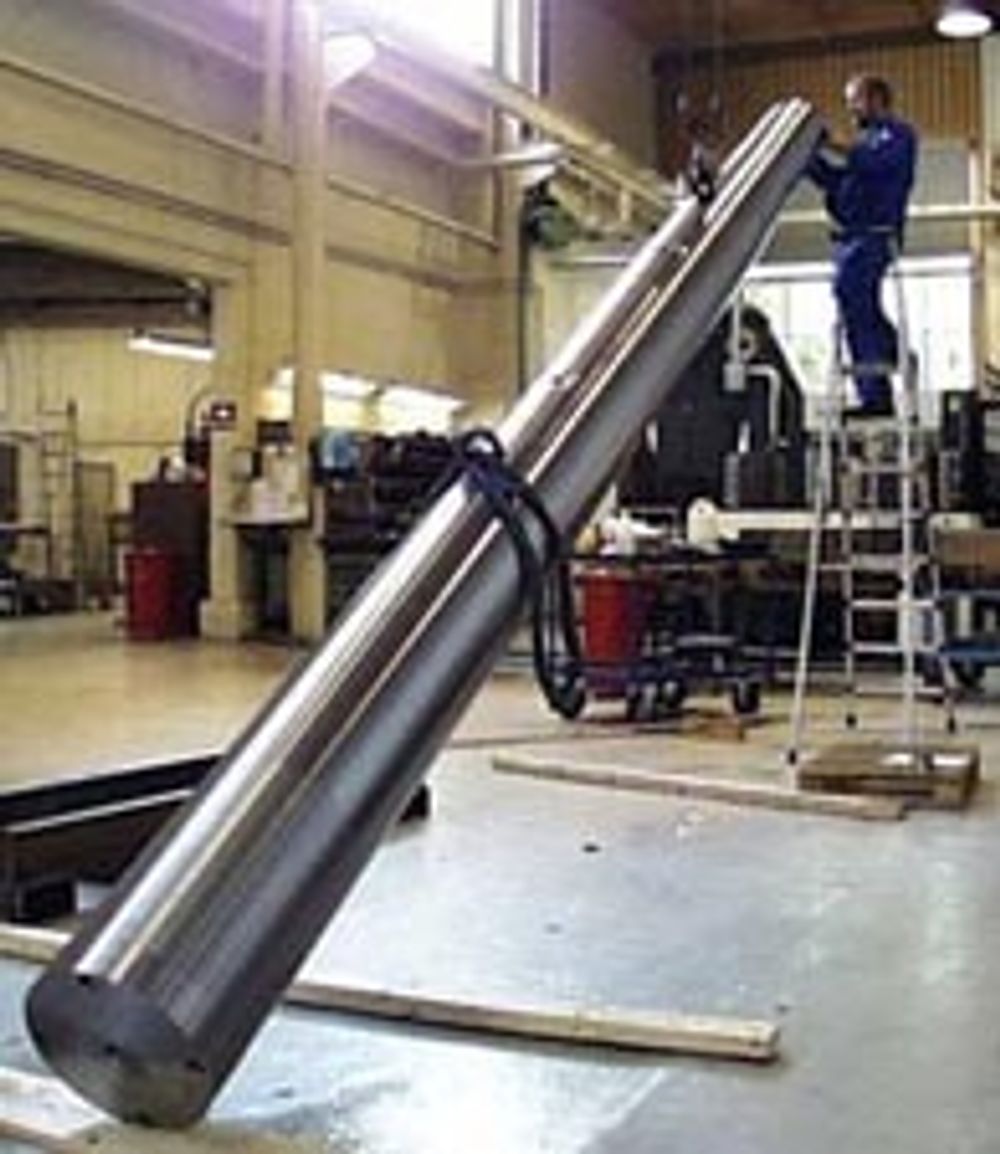 LANGE, SLANKE VERKTØY: Dette verktøyet brukes for innvendig reparasjon av en stor sylinder som brukes i understell på fly eller i hovedakslingen til en jetmotor.