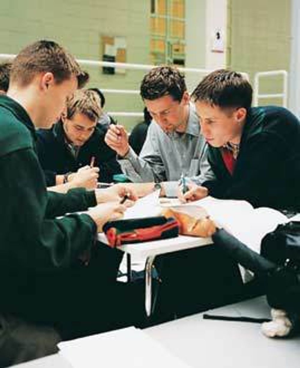 NTNU-studenter i dyp konsentrasjon med gruppearbeid.