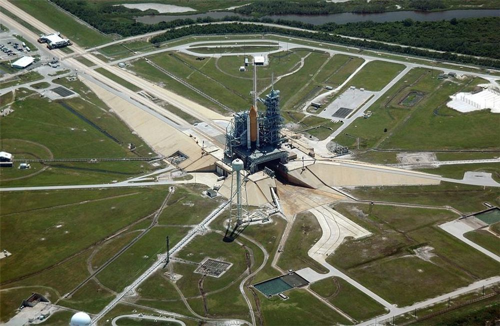Flyfoto fra Kennedy Space Center under monteringen av romfergen. Discovery er ikke montert ennå. Tirsdag 26. juli ble ferga sendt av gårde. Starten ble utsatt flere ganger på grunn av tekniske problemer.