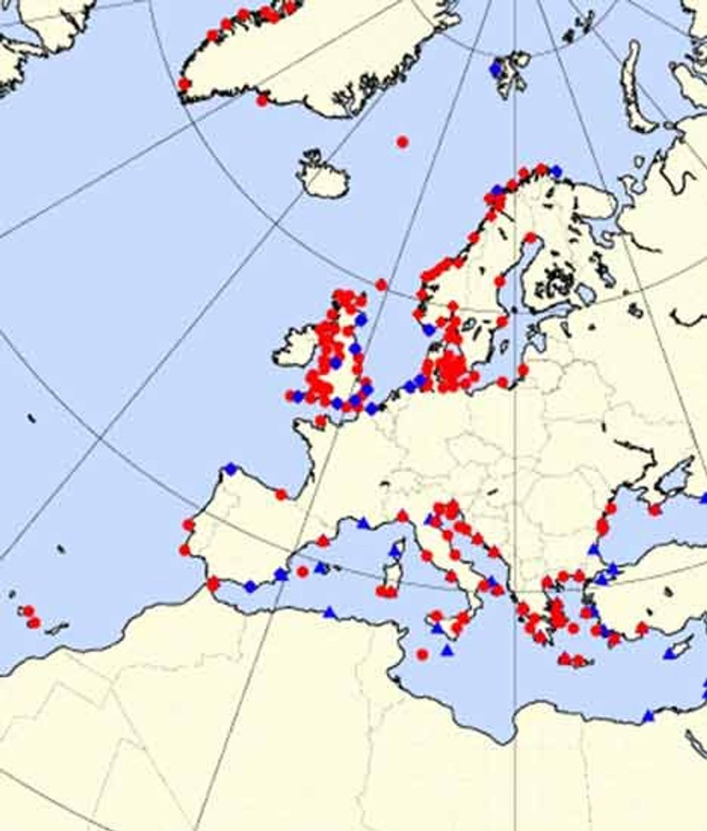 MÅLER TETT: ESEAS har 170 vannstandsmålere, hvorav 25 i Norge. De røde er rene vannstandsmålere mens de blå (30 stk) også er utstyrt med kontinuerlig GPS-måling.