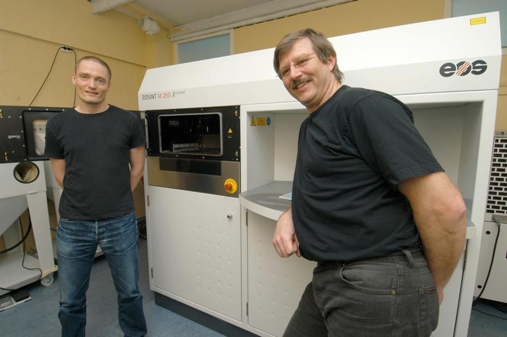 MASKINEN: Robert Tomter fra Rottefella og daglig leder Svein Gundersen i Form-Tek ved lasersintringsmaskinen som, brukte 80 timer på å lage støpeverktøyet. Form-Tek støper også plastdelene for Rottefella.