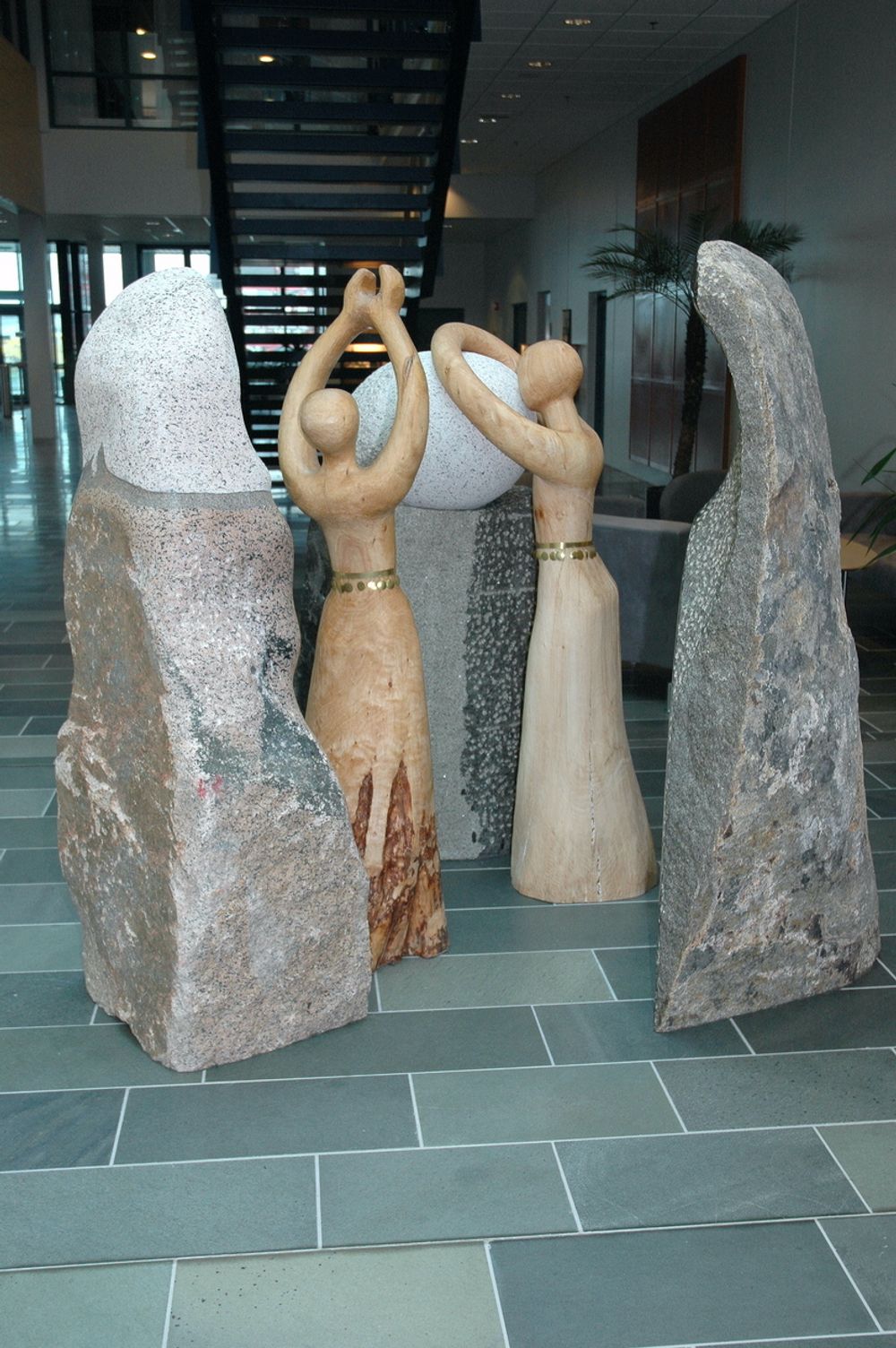 STALLOEN HJERTE: Det er også rom for kunstnerisk utsmykking. Denne skulpturen står i vestibylen på administrasjonsbygget. Skulpturen henspeiler på samisk kultur og er utført av den samiske kunstneren zzzz.zzzz