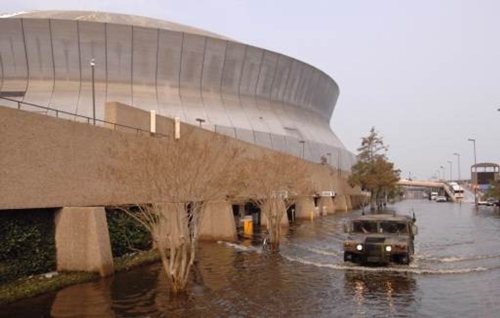 Vannstanden synker gradvis i New Orleans. Bilder fra i går, da amerikanske styrker patruljerte utenfor Superdomen.