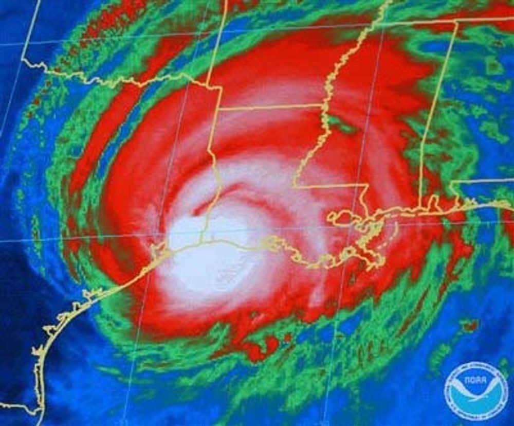 Infrarødt satellittbilde viser Rita idet orkanen treffer land. Orkanens øye traff mellom  Sabine Pass og Johnson's Bayou på sørvestkysten av Louisiana 03.38 lokal tid natt til lørdag.