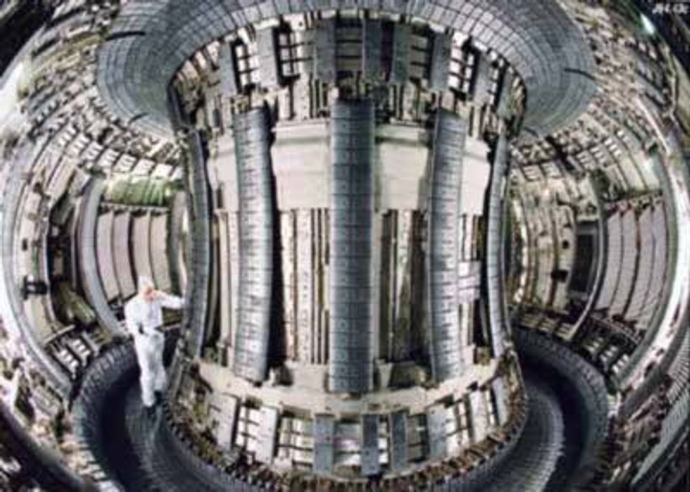 SE GUBBEN: Her et lite gløtt inn i den avstengte JET-reaktoren. ITER blir minst like stor men får et langt mer moderne styringssystem og langt mer effektive magneter. Håpet er at storskala fusjonskraft skal gjøre verden uavhengig av olje og gass, slik at den menneskeskapte drivhuseffekten kan svekkes og kanskje elimineres.