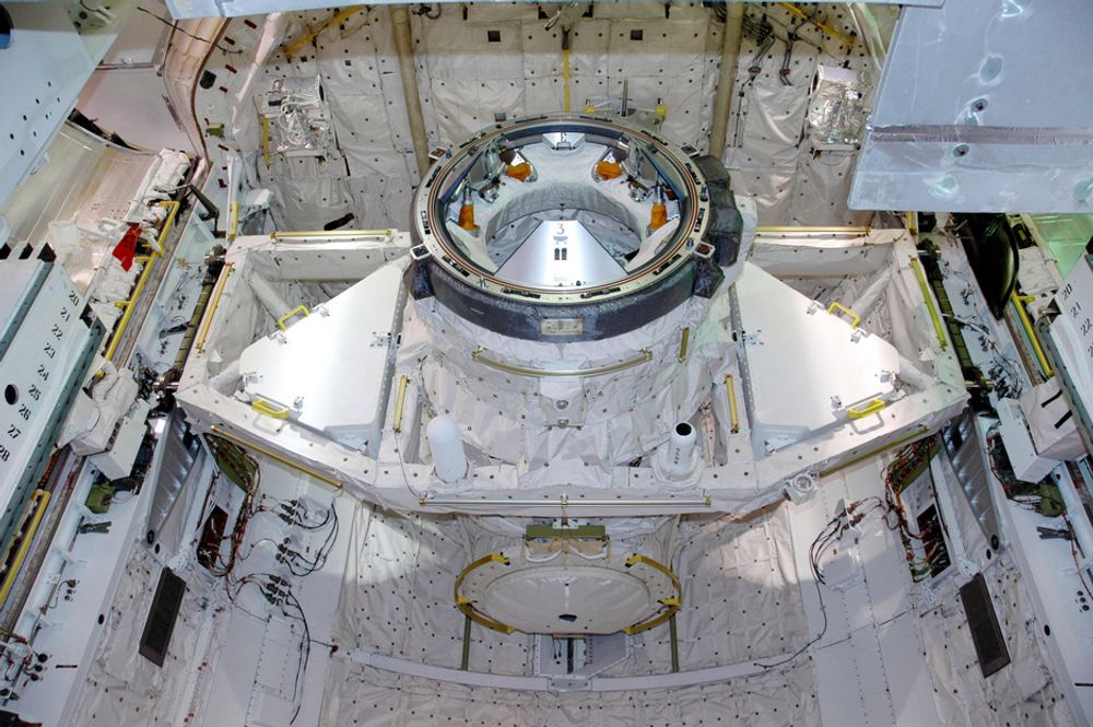 SLUSE: I romfergen Discoverys buk er det nå installert en luftsluse som skal opp til den internasjonale romstasjonen ISS.  Romstasjonen skal brukes som "nødhavn" dersom det oppstår problemer med romfergen. Dette er nytt etter Columbia-ulykken i februar 2003.