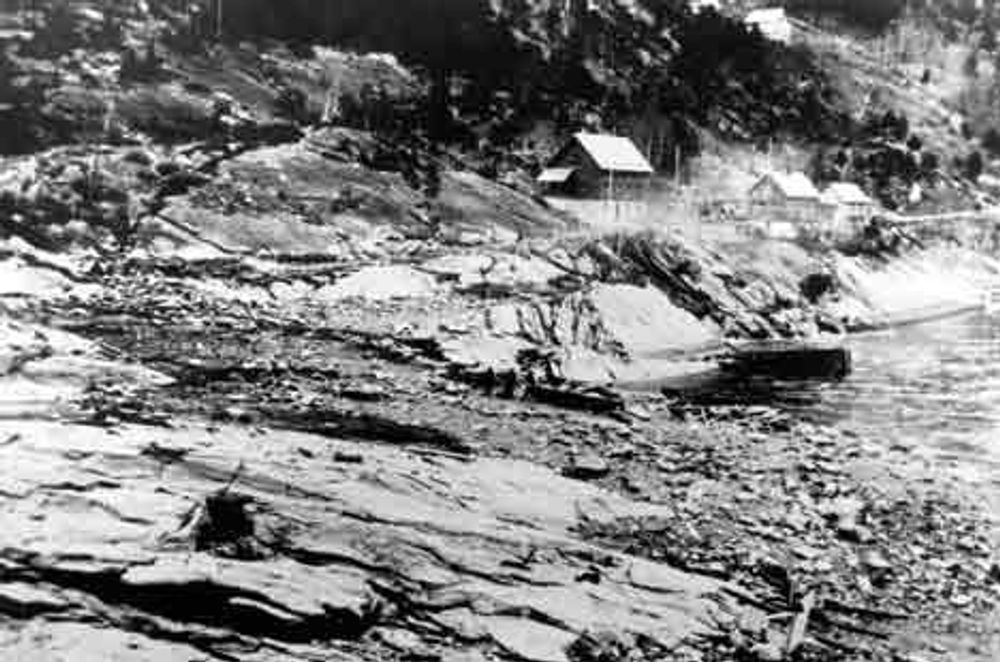 Tafjord ble rasert av en Tsunami i 1934 som følge av et stort fjellskred på andre siden av fjorden. 40 mennesker omkom. Dette er det siste kjente tilfellet av Tsunami i Norge. Foto fra Astor Furseths bok Dommedagsfjellet