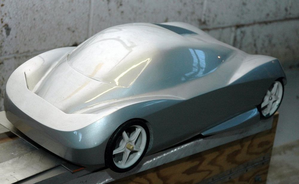 STILSTUDIE: En tidlig plastmodel av FYK. Bilen blir lett og får et vekt effektforhold som kun er på 3,2 kg  per hestekraft. Det er bedre enn i Porche 911 GT3.