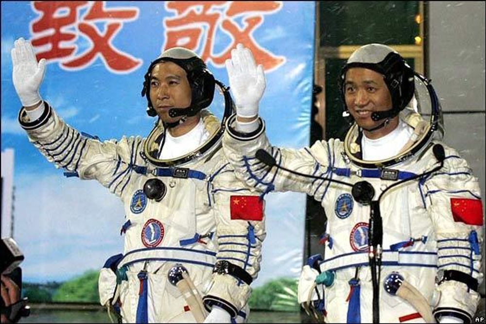 Taikonautene (kinesisk astronaut) Fei Junlong (41) og Nie Haisheng (40) før avreise onsdag 12. oktober.