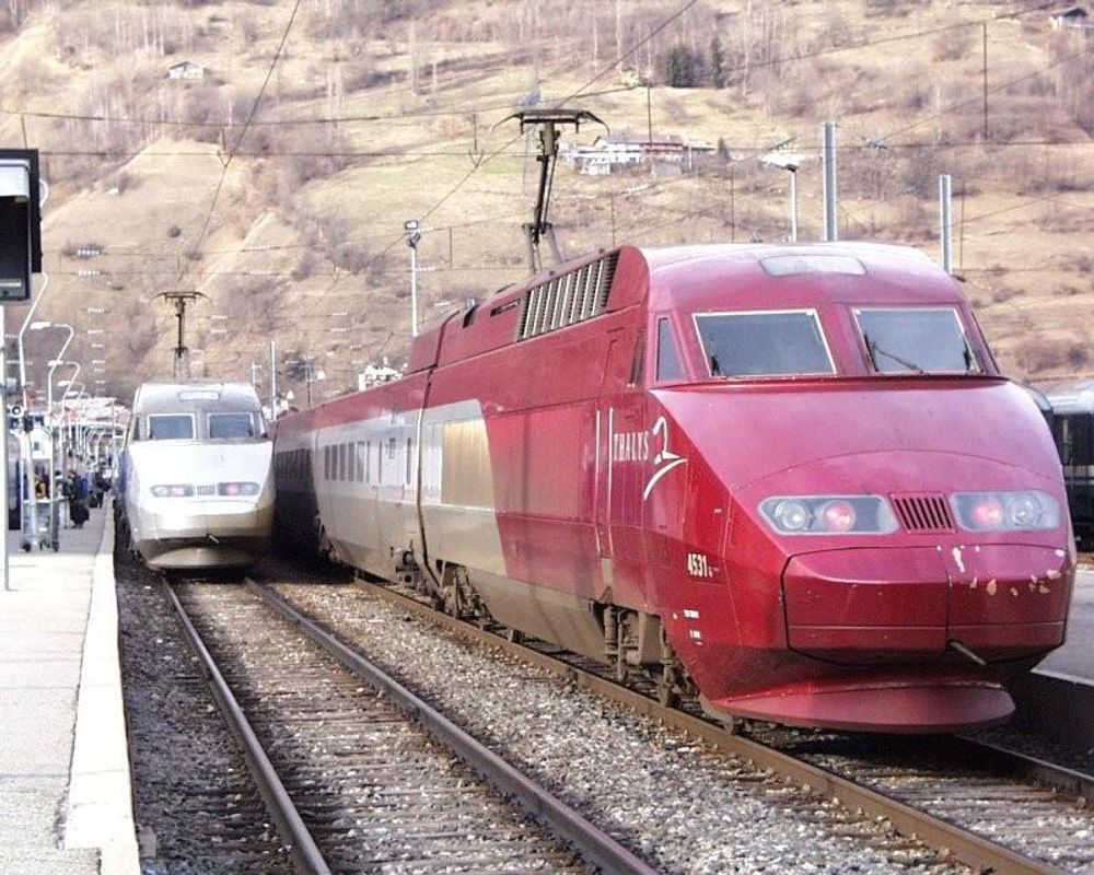 LYNTOG: Over nesten hele den vestlige verden pluss i Japan og Kina bygges nye toglinjer og togsett for massekommunikasjon. Kjøreveien gjør bruk av ny materialteknikk i form av stålskinner og betongsviller som gjør mer og koster mindre; togsettene er lettere enn noen gang pga. økt bruk av flyaluminium og fiberkompositter. FOTO: SNCF