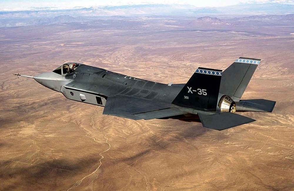 LETTERE: Moderne kampfly - her prototypen til Lockheeds nye Joint Strike Fighter - kan bygges "noen tonn" lettere takket være høyfast aluminium, svært sterke plast/fiberkompositter, ekstreme stållegeringer og titan.FOTO LOCKHEED