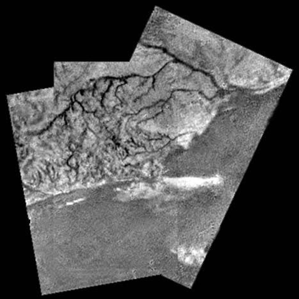 METANREGN:Mosaikk av tre bilder som viser forgreninger av uttørrede elveleier fra et lyst område ned til et nærliggende mørkt, flatt landskap. I perioder med metanregn skylles organiske stoffer bort fra det lyse området, som trolig består av vannis. Foto: ESA/Nasa/JPL/