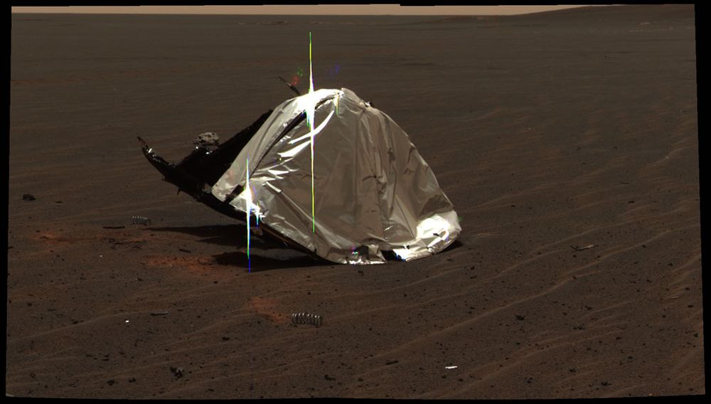 HEAT SHIELD ROCK: De vrengter restene av Opportunitys bremse-/varmeskjold på Mars-overflaten. Legg merke til objektet like over venstre del av skjoldet. Objektet fikk navnet, Det viste seg å være en meteoritt og fikk navnet Heat Shield Rock. FOTO: NASA/JPL