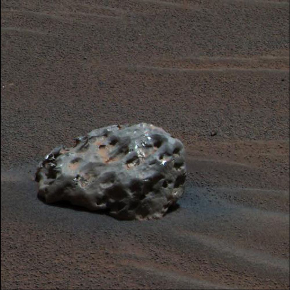 BASKETBALL: Heat Shield Rock på nært hold. Meteoritten er på størrelse med en basketball, og har et høyt innhold av jern og nikkel. FOTO: NASA/JPLS