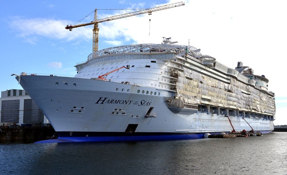 November 2015: Harmony of the Seas ved kai for utrustning. Det blir verdens største cruiseskip med 227.000 bruttotonn (ca. 500 bruttonn mer enn søsterskipene Oasis og Allure of the Seas). Verftet STX St. Nazaire i Frankrike skal levere skipet i april 2016. 