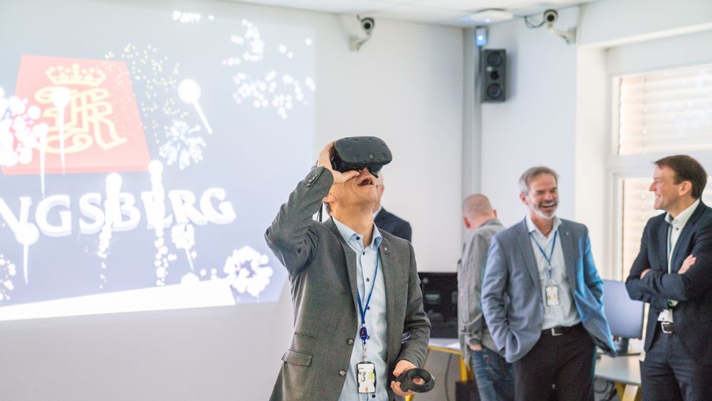 Virtuell snor: Her åpner konsernsjef Geir Håøy det nye innovasjonssenteret i Kongsberg Teknologipark.