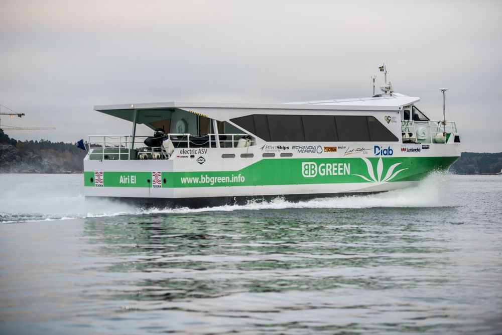 BB Green i 25 knop utenfor Stockholm i november. Fartøyet er bygget i karbon for å være så lett som mulig.