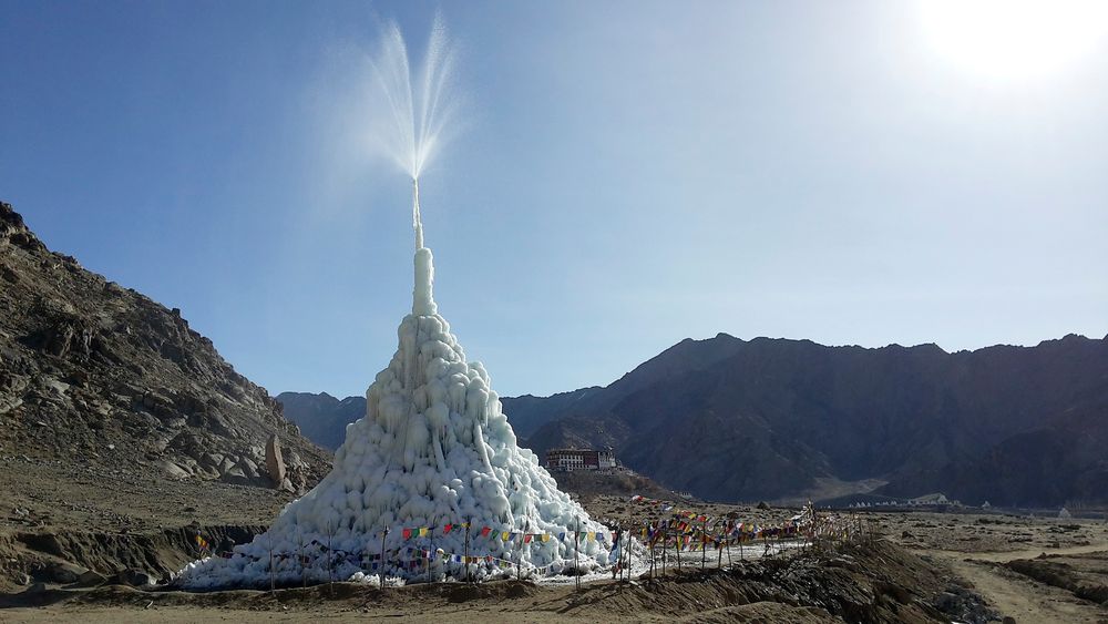 Trykket skapt av tyngdekraften tvinger vannet gjennom rør og ut, slik at det fryser og former en is-stupa, som lagrer vann til avlingene til lokale bønder i regionen Ladakh i India. Det er ingeniøren Sonam Wangchuk som står bak løsningen.