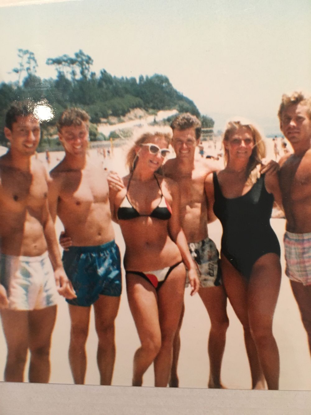 California: Med hvite solbriller og saltvann i håret – Toril Nag sammen med andre studenter som praktiserte hos HP i Silicon Valley på midten av 80-tallet.