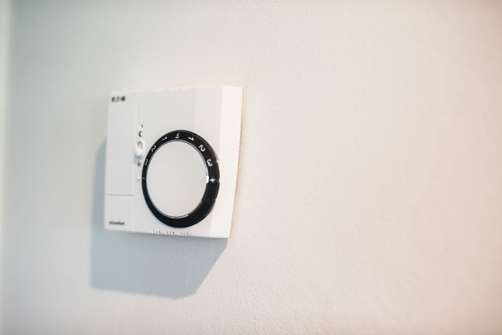Termostater i rommene gjør at familien kan endre temperaturen individuelt uten å gå inn i appen.