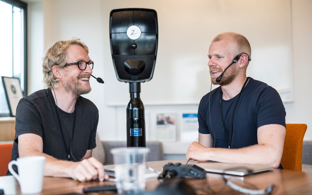 Fra venstre: Teknologisjef Knut Braut og salgssjef Fredrik Lima. I bakgrunnen står Zaptecs ladeløsning for elbiler.