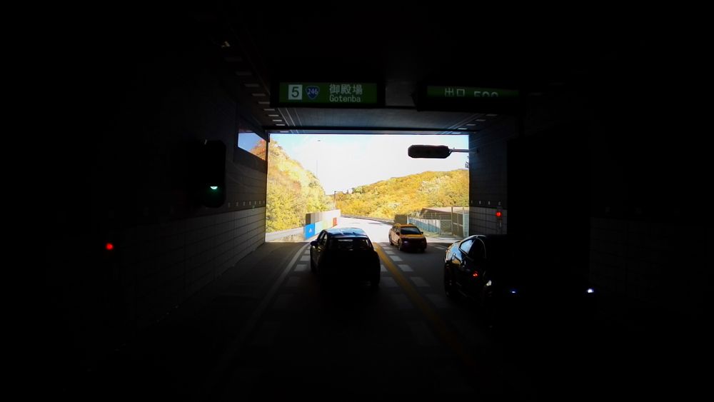 Når en vanlig bildesensor, slik som de i mobiltelefoner, tar et bilde ut mot en tunnelåpning vil den se det som er utenfor tunnelen.