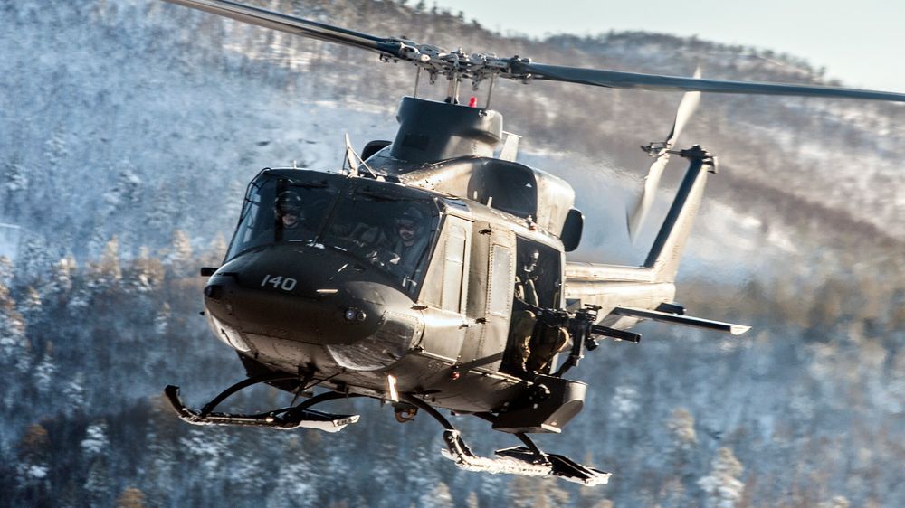 Forsvaret har fløyet Bell 412 i over 30 år, her med en M134, 7,62 mm gatlingvåpen (Minigun) stikkende ut.