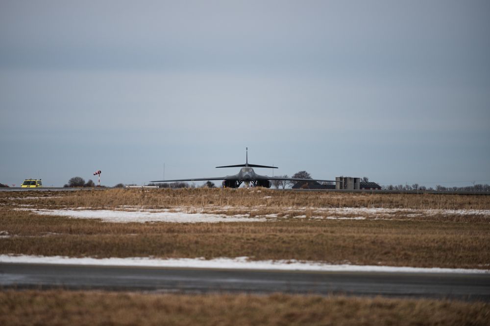 Det første B-1B Lancer-flyet landet på Ørland flystasjon i 13-tida mandag.