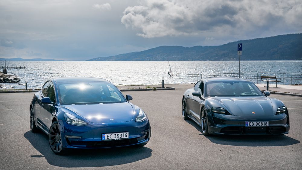 Tesla Model 3 Performance og Porsche Taycan Turbo S.