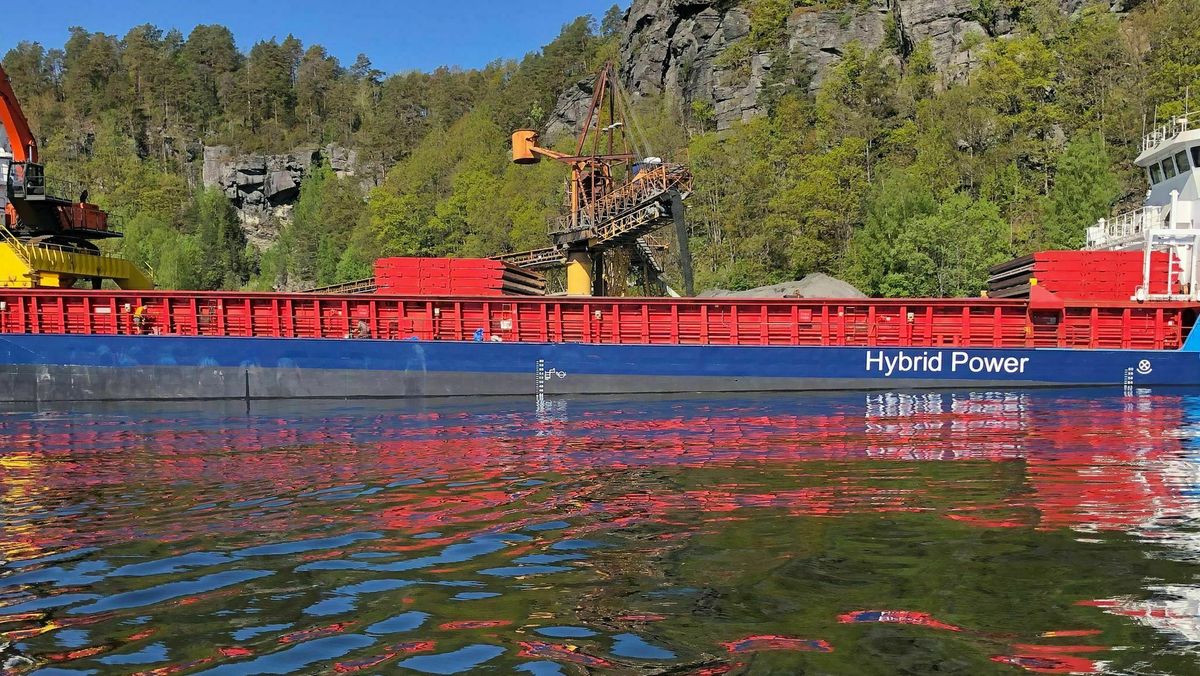 Ofret lasteplass – bygget nytt maskinrom for tavler og batterier - Tu.no