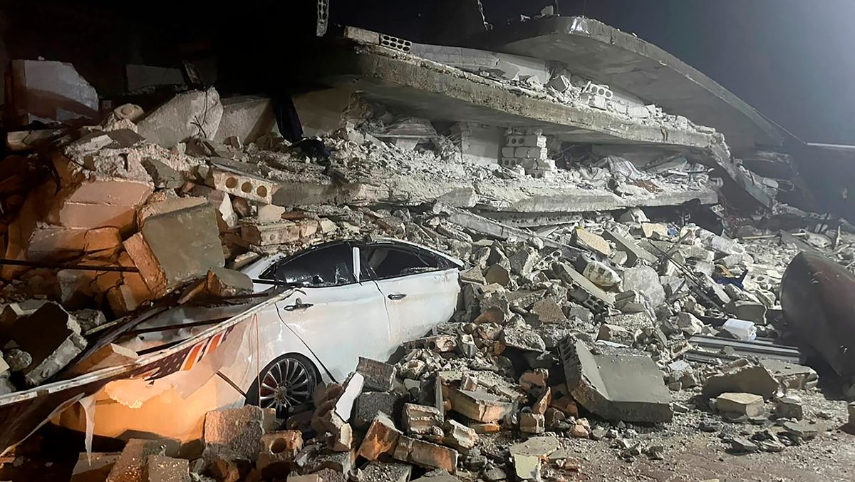 Il più forte da oltre 80 anni: più di 1.400 persone sono morte dopo un potente terremoto in Turchia e Siria