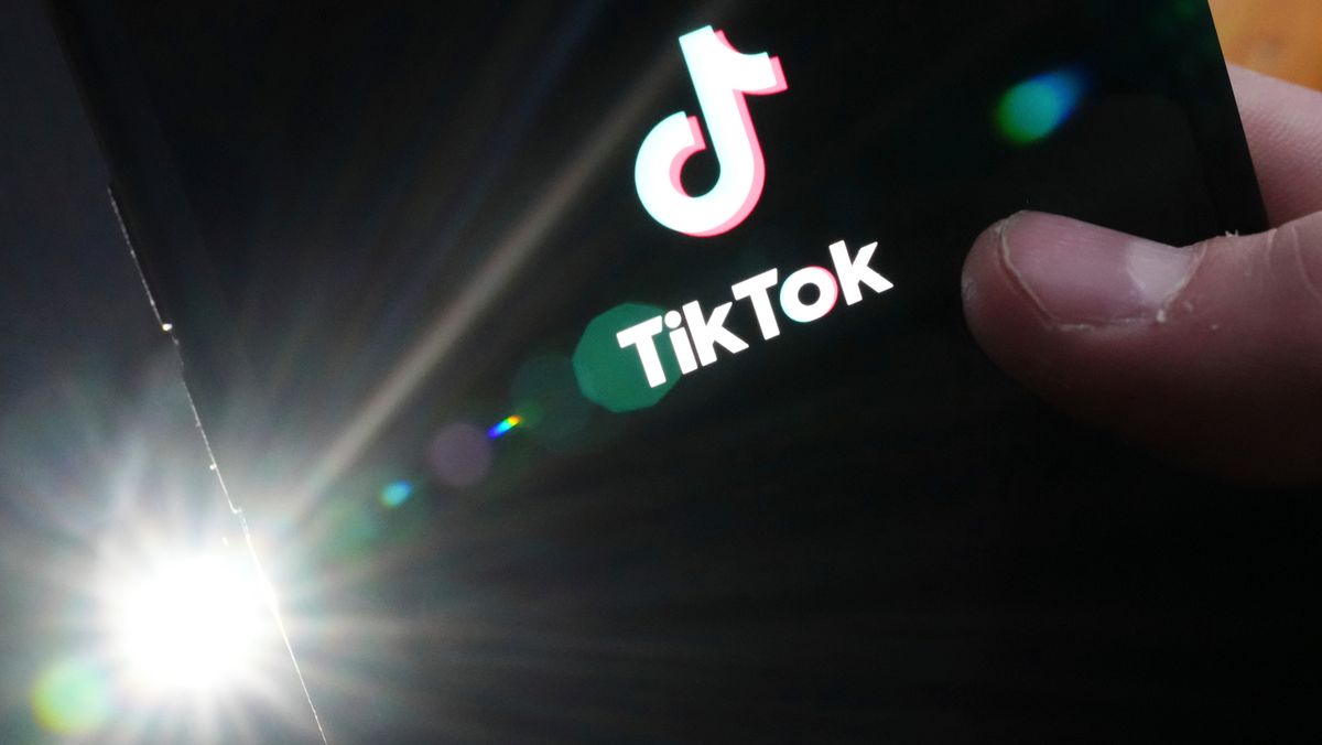 White House gives government offices one month to remove Tiktok