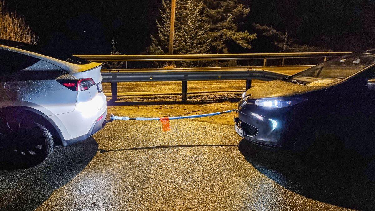 This is how we charged the electric car with a rope